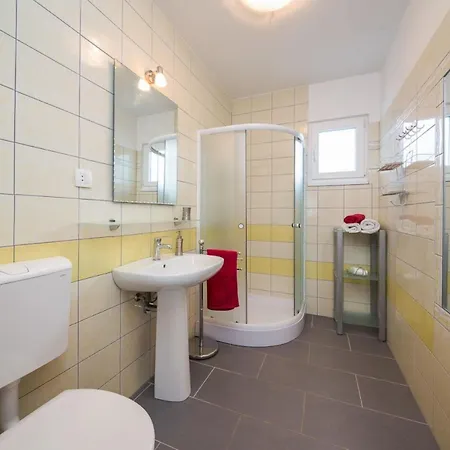 Ivo - Nearby Apartment *