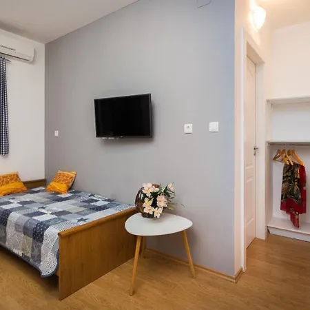 Ivo - Nearby Apartment *