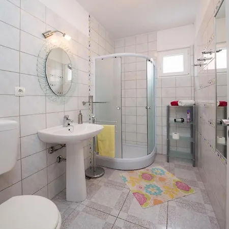 Ivo - Nearby Apartment *