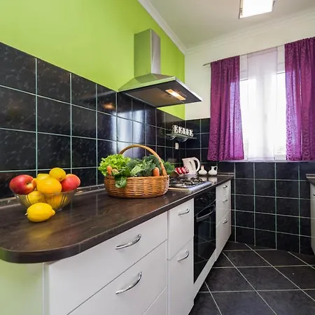 Ivo - Nearby Apartment *