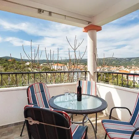 Ivo - Nearby Apartment *